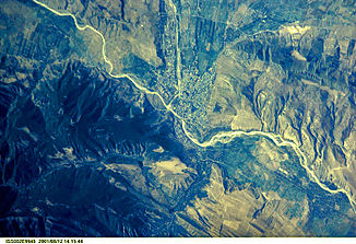 Mündung des Großen Liachwi in die Kura bei der Stadt Gori, Aufnahme der International Space Station