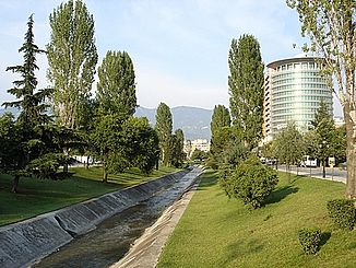 Neugestaltetes Flussufer im Stadtzentrum von Tirana