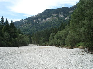Das trockene Flussbett der Linder östlich von Graswang, vor Wiederaustritt der Ammer.