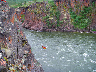 Kanu in den Rocky Defile Rapids
