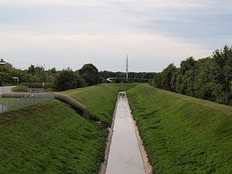 Von der Erzbahnbrücke nach Norden gesehen. Im Hintergrund die Erzbahntrassenbrücke über den Rhein-Herne-Kanal