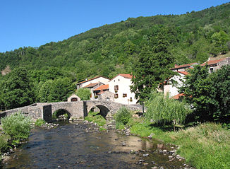 Mittelalterliche Brücke über den Fluss bei Saurier