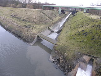 Mündung des kanalisierten Schwarzbachs in die Emscher