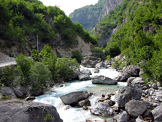 In engen Valbona-Tal unterhalb von Dragobi