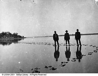 Prospektoren überqueren den Lake Barlee (ca. 1923)