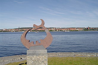 Statue zu "Ehren" des Storsjöodjuret mit Östersund im Hintergrund