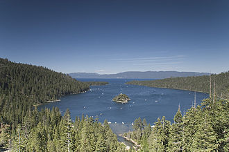 Emerald Bay mit Fannette Island im Südwesten des Lake Tahoe