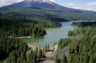 Fish Lake mit Mount McLoughlin im Hintergrund
