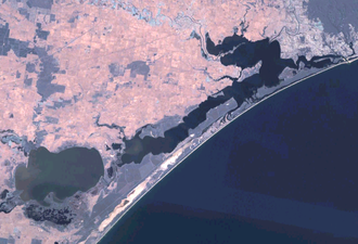 Landsat-7-Bild der Gippsland-Seen. Lakes Entrance ist oben rechts auf dem Foto zu sehen.