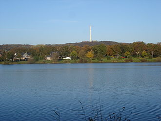 Der Aasee in Ibbenbüren mit Blick auf den Schafberg und den Kamin des Kraftwerks Ibbenbüren im Hintergrund.