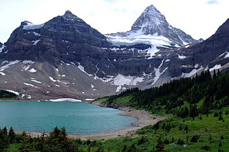Lake Magog mit Mount Magog und Mount Assiniboine
