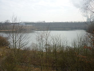 Neurather See aus Richtung Südwest, links hinten am Ufer die Photovoltaikanlage, rechts im Hintergrund das Kraftwerk Neurath