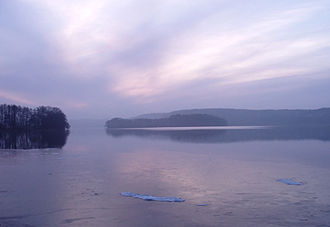 Winterliche Abendstimmung am Pinnower See, Blick von der Badestelle Godern. In Bildmitte ist die Insel Fischerwerder zu sehen.