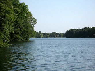Stolzenhagener See, Blick vom Südufer auf den alten Dorfkern