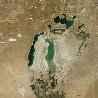 Aralsee aus der Satellitenperspektive im August 2010 nachdem das Ostbecken nach schwerer Schneeschmelze geflutet wurde.