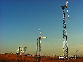 Windkraftanlagen der Altamont Pass Wind Farm auf der Passhöhe