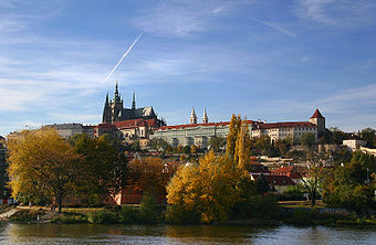 Die Prager Burg über der Moldau