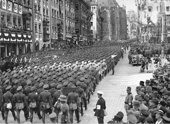 Leni Riefenstahl filmt auf dem Reichsparteitag der NSdAP 1934 in Nürnberg