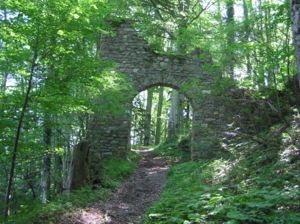 Burgruine Lichtentann - Reste des äußeren Burgtores