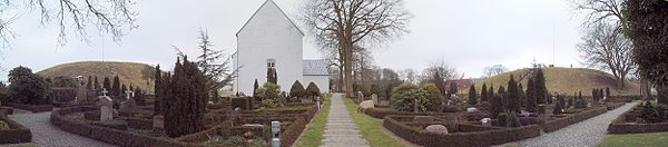Panorama mit den beiden Grabhügeln, den beiden Runensteinen und der Kirche von Jelling