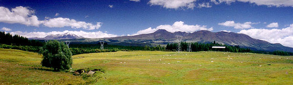 Panorama mit den drei aktiven Vulkanen (links: Ruapehu; Mitte: Ngauruhoe; rechts: Tongariro)