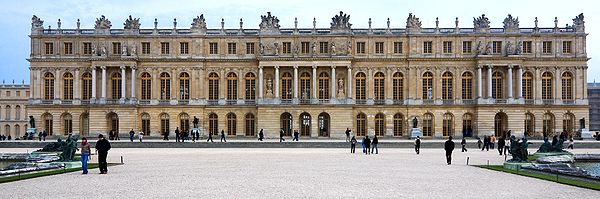 Schloss Versailles: Die Gartenfassade ist durch horizontale und vertikale Linien geprägt, geschwungene Linien fehlen. Die seitlichen Risalite werden im Hauptgeschoss durch doppelte Säulenstellungen betont, der mittlere durch eine Kolonnade. Die Balustrade des Dachs ist mit Vasen und Trophäendarstellungen geschmückt