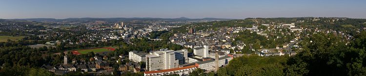 Panoramablick von der Burgruine Kalsmunt nach Nordosten auf Altstadt und Neustadt, im Vordergrund die Firma Leica