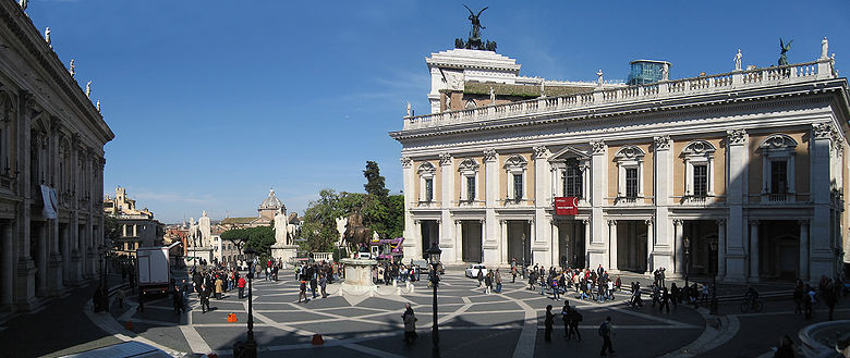 Kapitolsplatz mit Palazzo Nuovo (rechts) und Konservatorenpalast (links)