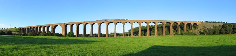 Panoramaaufnahme des Culloden Viaduct (oder Nairn Viaduct) mit einem ScotRail-Zug
