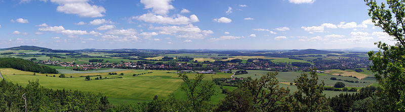 Panorama von Oderwitz, aufgenommen auf dem Spitzberg, ganz links vorn der Stumpfeberg, dahinter der Kottmar, links und in der Mitte Oberoderwitz, rechts hinten der Sonnenhübel, ganz rechts Niederoderwitz