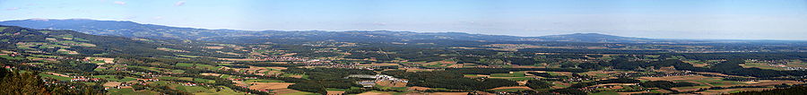 Panoramabild der Nordoststeiermark, aufgenommen von der Ringwarte am Ringkogel – Der Blick reicht vom Stuhleck (ganz links), über den Hochwechsel und das Hartberger Land bis weit hinein in das Burgenland und nach Ungarn.