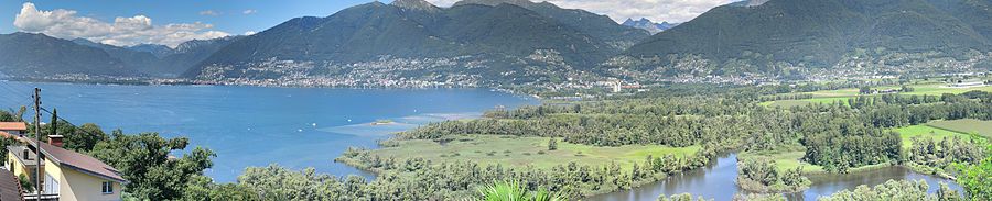 Panoramabild der Schweizer Seite des Lago Maggiore und der Bolle di Magadino