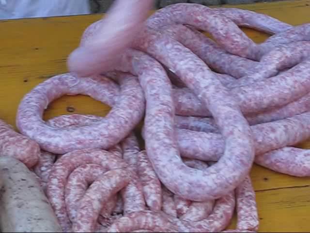 Sausage production italy 01.ogg