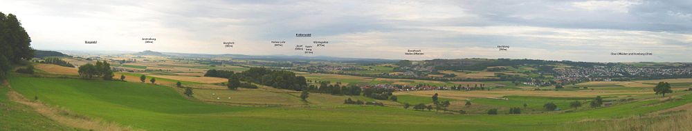Blick vom Rand des Lumda-Plateaus oberhalb Gontershausens auf das östliche Amöneburger Becken (Ohmtalsenke) mit Amöneburg (365 m), Burgholz (380 m) und Kellerwald mit (vlnr im Hintergrund) Hohem Lohr (657m), Jeust (585 m) und Wüstegarten (675 m); rechts das Nördliche Vogelsberg-Vorland mit Hochberg (358 m) und der Stadt Homberg (Ohm)