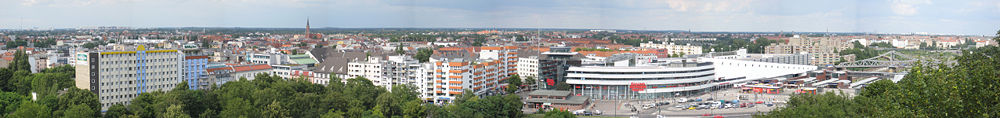 In der Mitte am unteren Bildrand die Brunnenstraße über der S-Bahn, dahinter das Gesundbrunnen-Center
