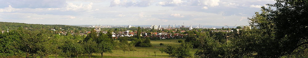 Panorama von Bad Homburg vom Kirdorfer Feld aus, im Hintergrund die Skyline von Frankfurt am Main