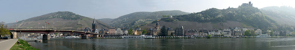 180° Panoramabild von Bernkastel vom Moselufer in Kues