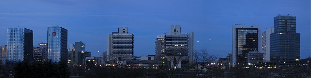 Bürostadt Niederrad bei Abenddämmerung, Blick von Westen