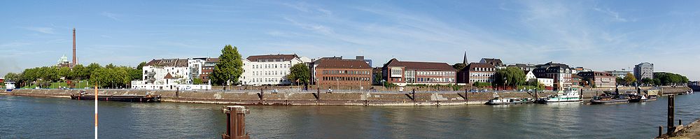 Blick von der Speditionsinsel über Vinckekanal auf das Panorama von Ruhrort, ganz links die Hafenmeisterei, ganz rechts die Brücke Ruhrorter Straße