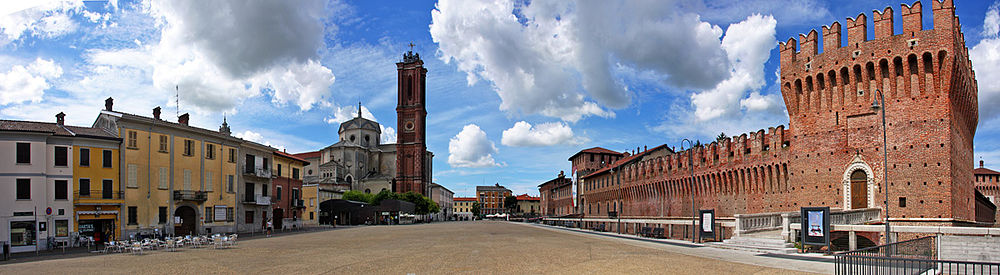 Die Piazza Vittorio Veneto mit dem Castello Sforzesco und der Chiesa Parrocchiale.