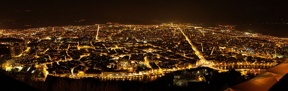 Grenoble bei Nacht von der Bastille aus gesehen