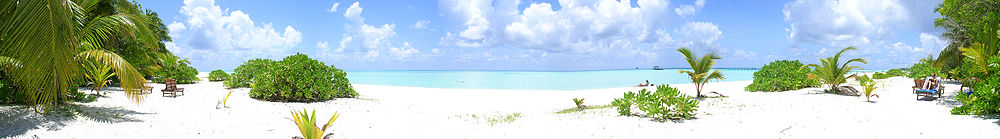 Panorama-Blick auf der Nordseite der Insel: rechts ist im Hintergrund der Landungssteg für die Boote zu sehen