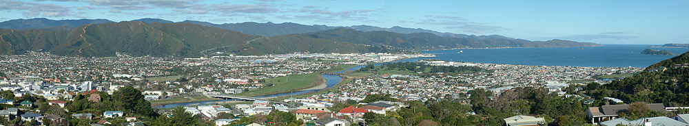 Blick auf Lower Hutt Richtung SO; Die Wasserfläche rechts im Hintergrund bildet Wellington Harbour; Wellington selbst befindet sich rechts knapp außerhalb des Bildes