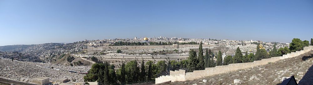 Panoramaansicht des Tempelberges vom Ölberg aus gesehen. In der Bildmitte der Felsendom und davor der Kettendom, weiter links die Al-Aqsa-Moschee. In der Mauer, rechts vom Felsendom, das Goldene Tor. Außerdem sieht man rechts die vergoldeten Kuppeln der Maria Magdalena Kirche, und links am Horizont die Dormitio Kirche. In der Vergrößerung kann man zudem unmittelbar rechts von der Kuppel des Felsendomes die Kuppel der Grabeskirche erkennen.
