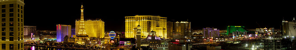 Panoramaaufnahme des Las Vegas Strip bei Nacht. Unten rechts das im Bau befindliche Project CityCenter