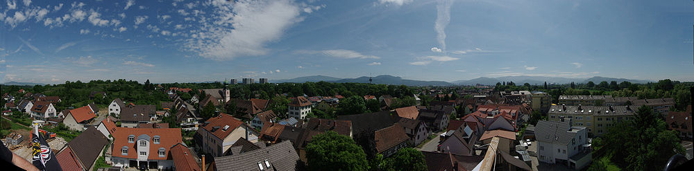 Panoramabild von Lehen beginnend mit dem Blick zum Lehener Bergle, von dort aus nach Osten bis zum Ortsrand Richtung Rieselfeld. Im Hintergrund ist Freiburg und der Schwarzwald zu erkennen