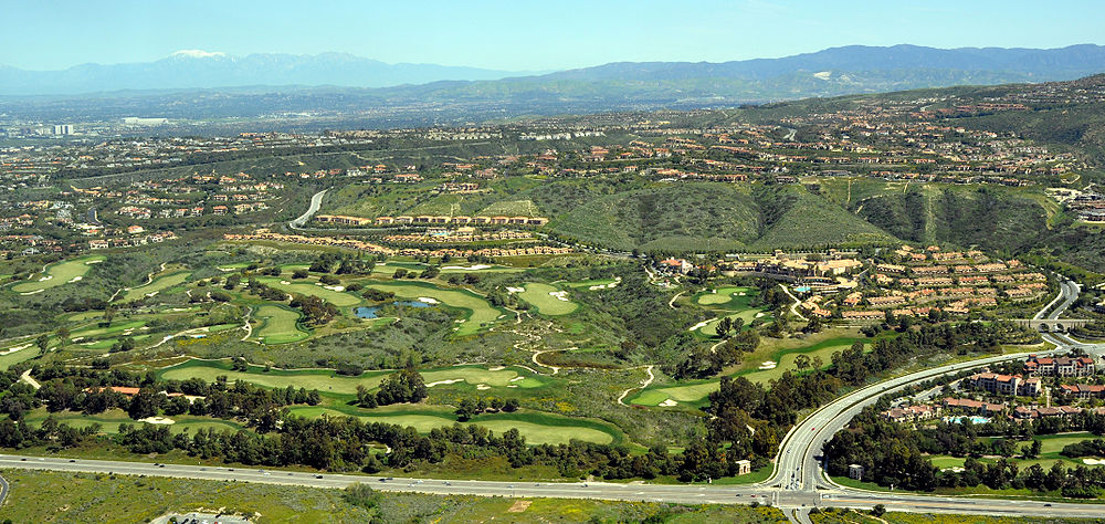 Luftbild von Newport Coast mit der California State Route 1 (Pacific Coast Highway) im Vordergrund.