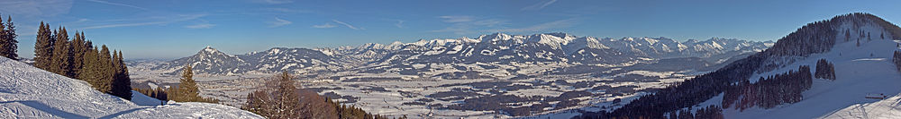 Panoramablick vom Ofterschwanger Horn in der Hörnergruppe über das Illertal nach Osten in Richtung Hauptkamm der Allgäuer Alpen, links der Grünten