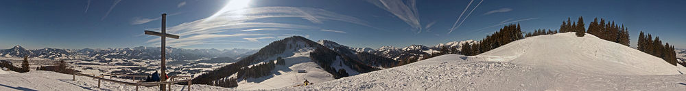 360°-Panoramabild vom Gipfelbereich des Ofterschwanger Hornes in den Allgäuer Alpen; links am Horizont - über das Illertal hinweg - der Grünten, hinter dem Gipfelkreuz die Daumengruppe, links der Bildmitte steht die Fahnengehrenhütte, rechts im Bild der eigentliche Gipfel des Ofterschwanger Hornes