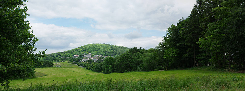 Blick auf die Ortschaft und den Vulkankegel Arembergs vom Sportplatz des Schullandheimes